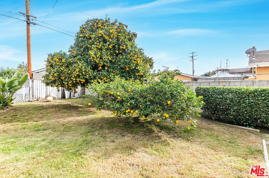 16712 Pannes Ave, Compton CA  90221-5147 exterior