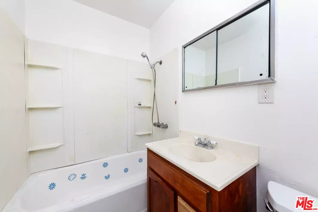 16712 Pannes Ave, Compton CA  90221-5147 exterior