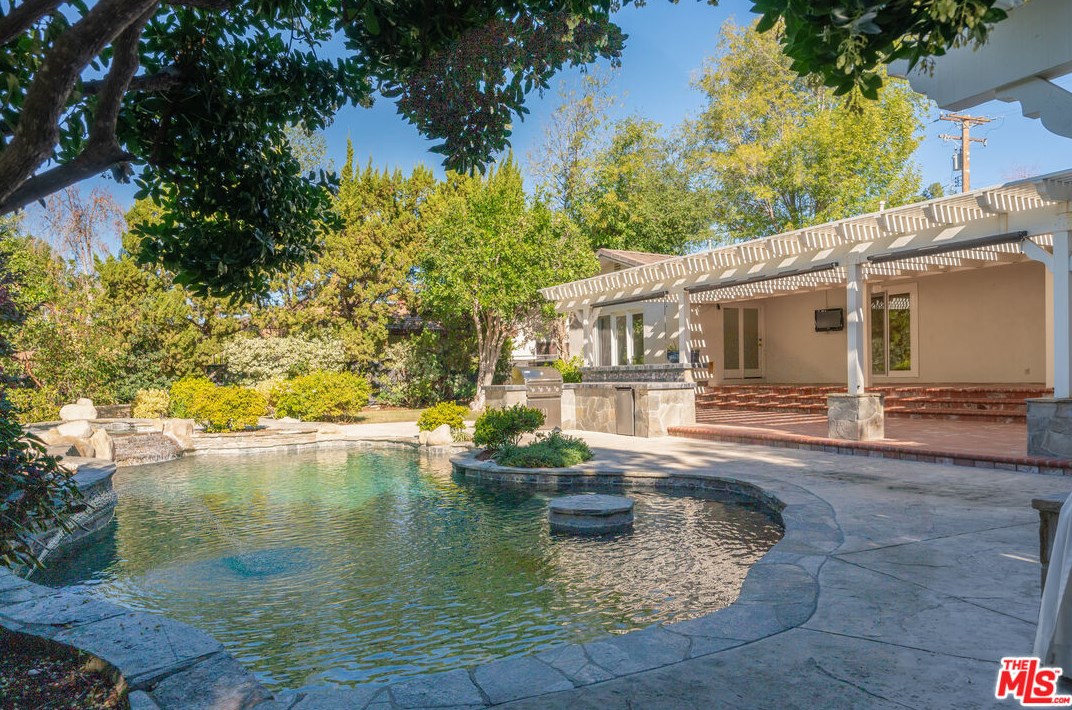 1007 Camino Flores, Thousand Oaks CA  91360-2370 exterior