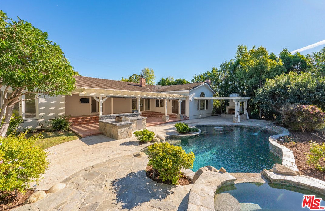 1007 Camino Flores, Thousand Oaks CA  91360-2370 exterior