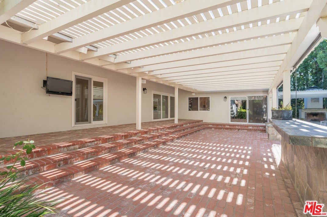 1007 Camino Flores, Thousand Oaks CA  91360-2370 exterior