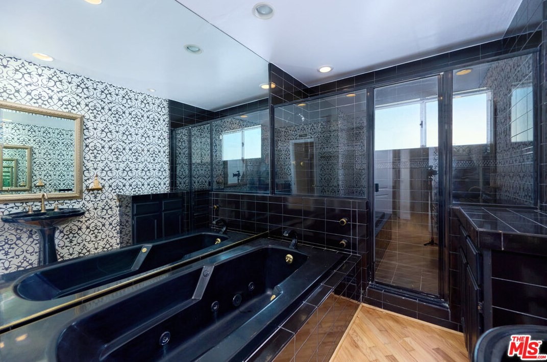 1007 Camino Flores, Thousand Oaks CA  91360-2370 exterior