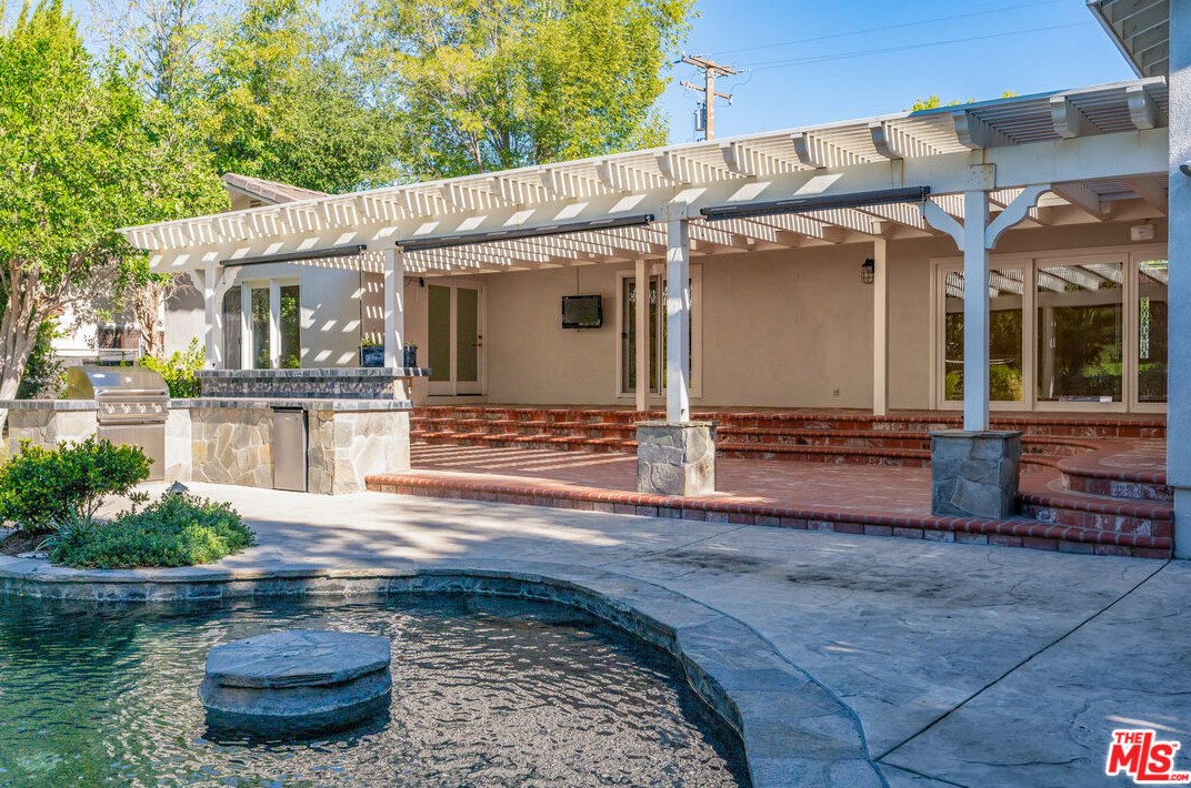 1007 Camino Flores, Thousand Oaks CA  91360-2370 exterior