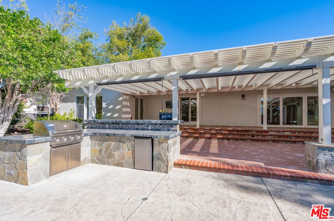 1007 Camino Flores, Thousand Oaks CA  91360-2370 exterior