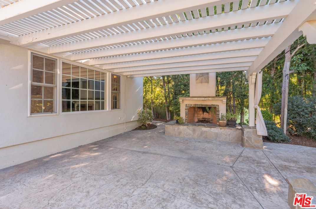 1007 Camino Flores, Thousand Oaks CA  91360-2370 exterior