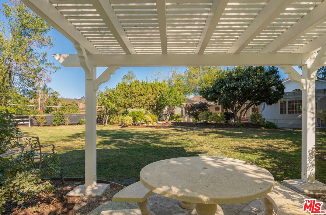 1007 Camino Flores, Thousand Oaks CA  91360-2370 exterior