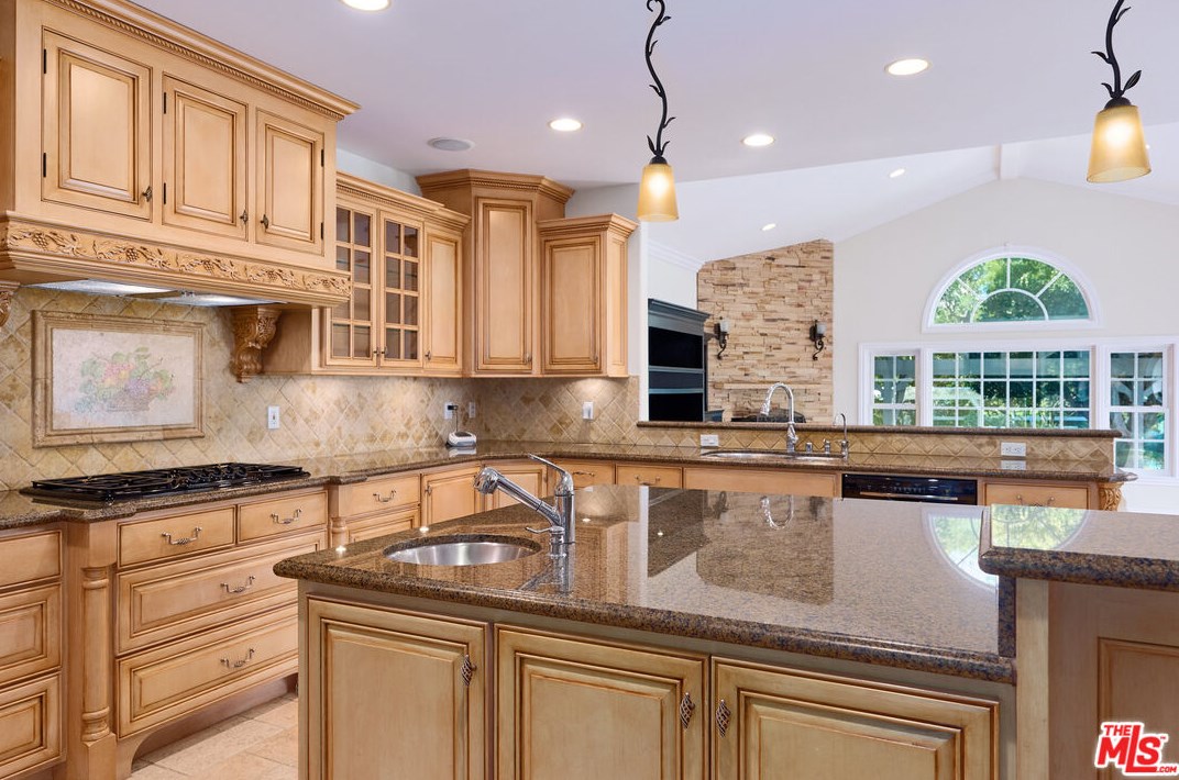 1007 Camino Flores, Thousand Oaks CA  91360-2370 exterior