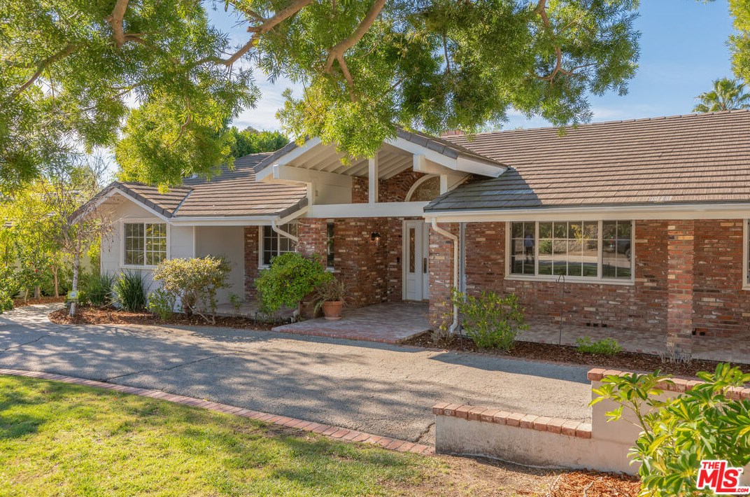 1007 Camino Flores, Thousand Oaks CA  91360-2370 exterior