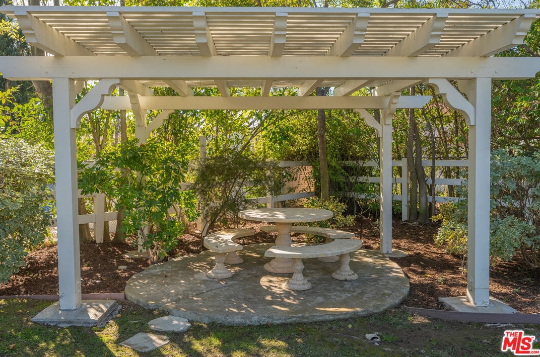 1007 Camino Flores, Thousand Oaks CA  91360-2370 exterior