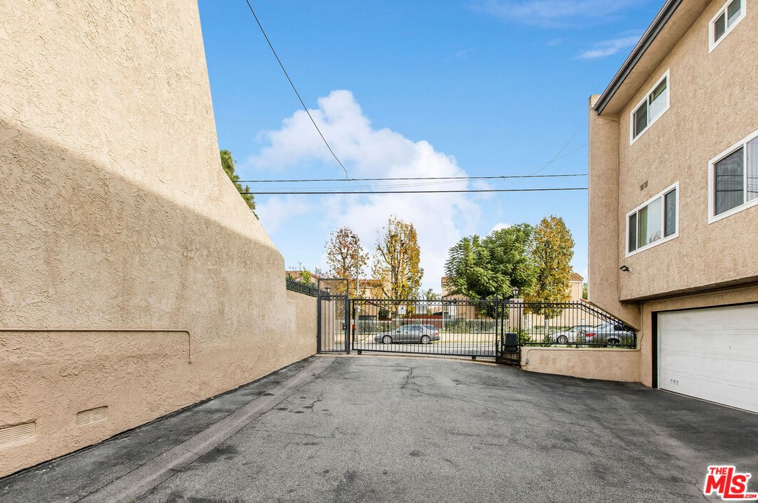 18305 Hatteras St, Los Angeles CA  91356-1664 exterior