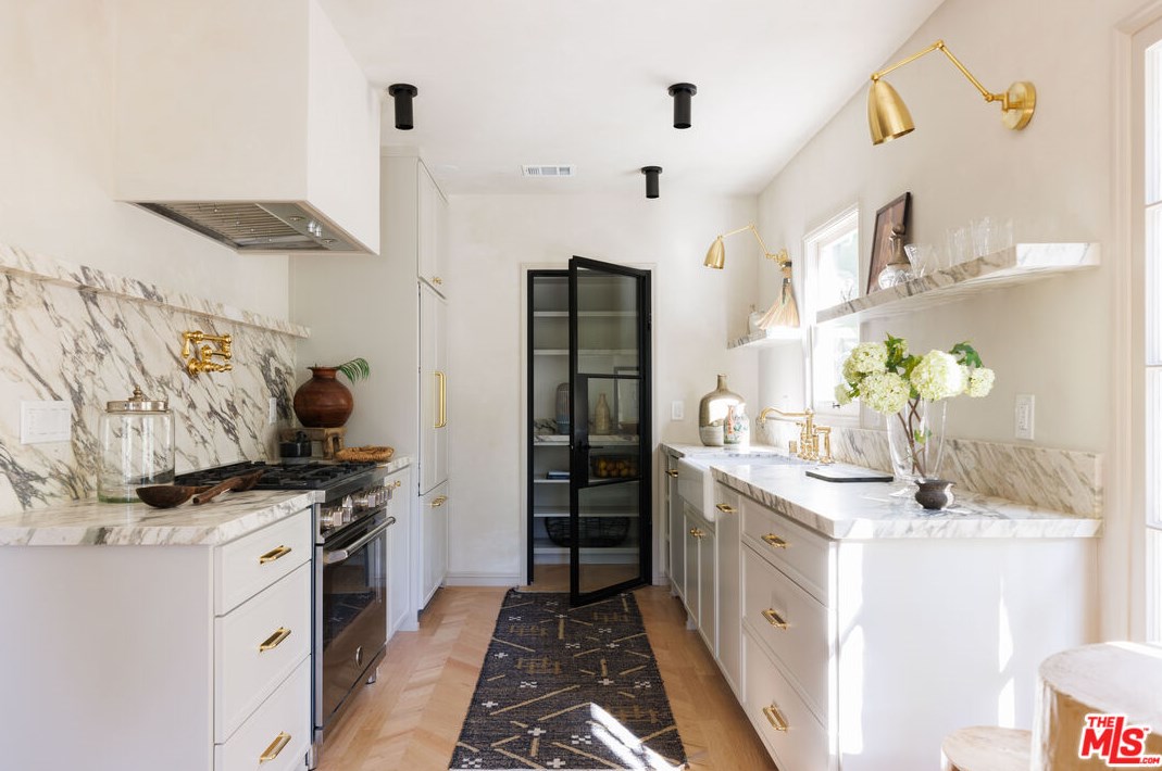 8829 Ashcroft Ave, Los Angeles CA  90048-2401 exterior