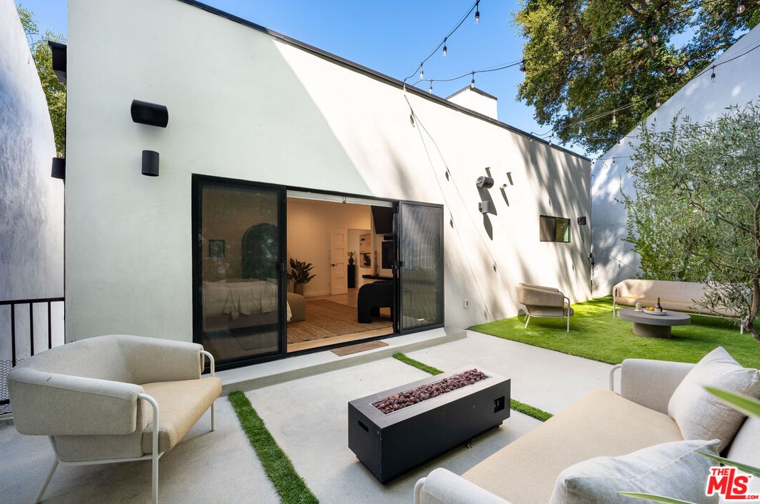 8710 Wonderland Ave, Los Angeles CA  90046-1850 exterior