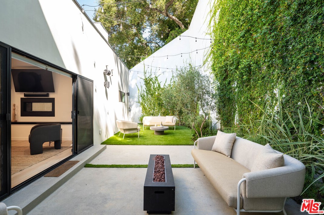 8710 Wonderland Ave, Los Angeles CA  90046-1850 exterior