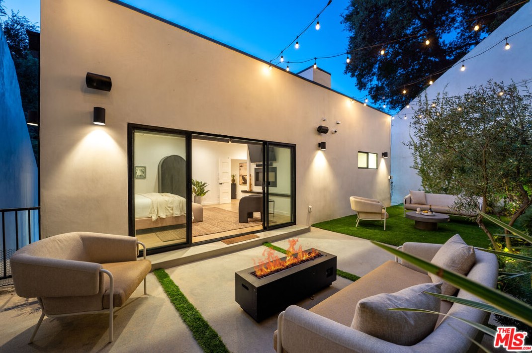 8710 Wonderland Ave, Los Angeles CA  90046-1850 exterior
