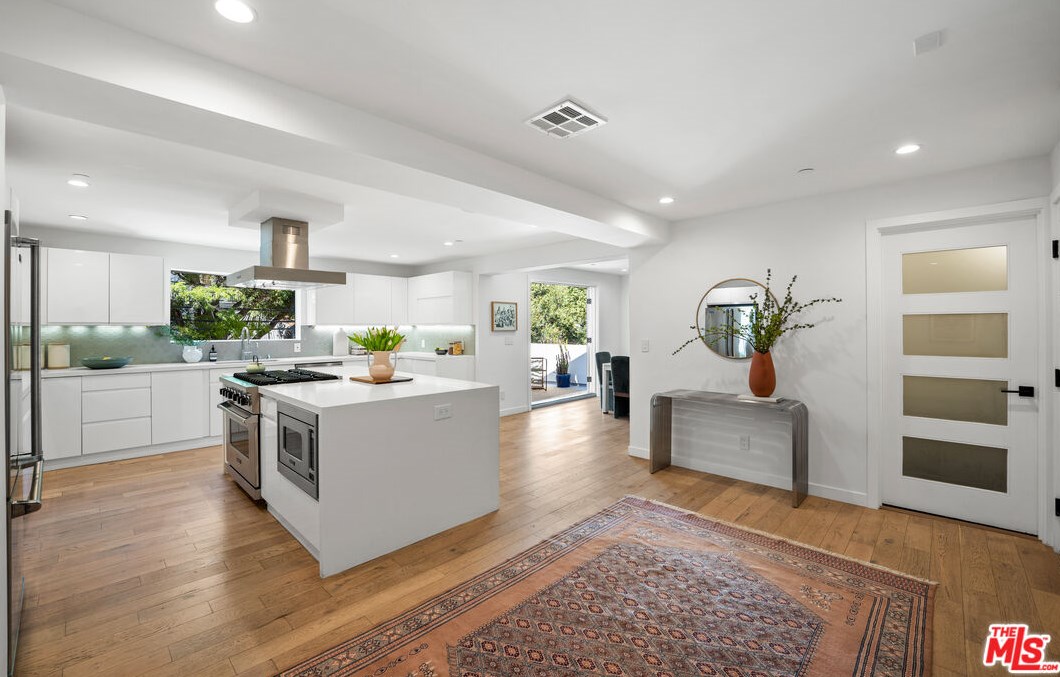8710 Wonderland Ave, Los Angeles CA  90046-1850 exterior