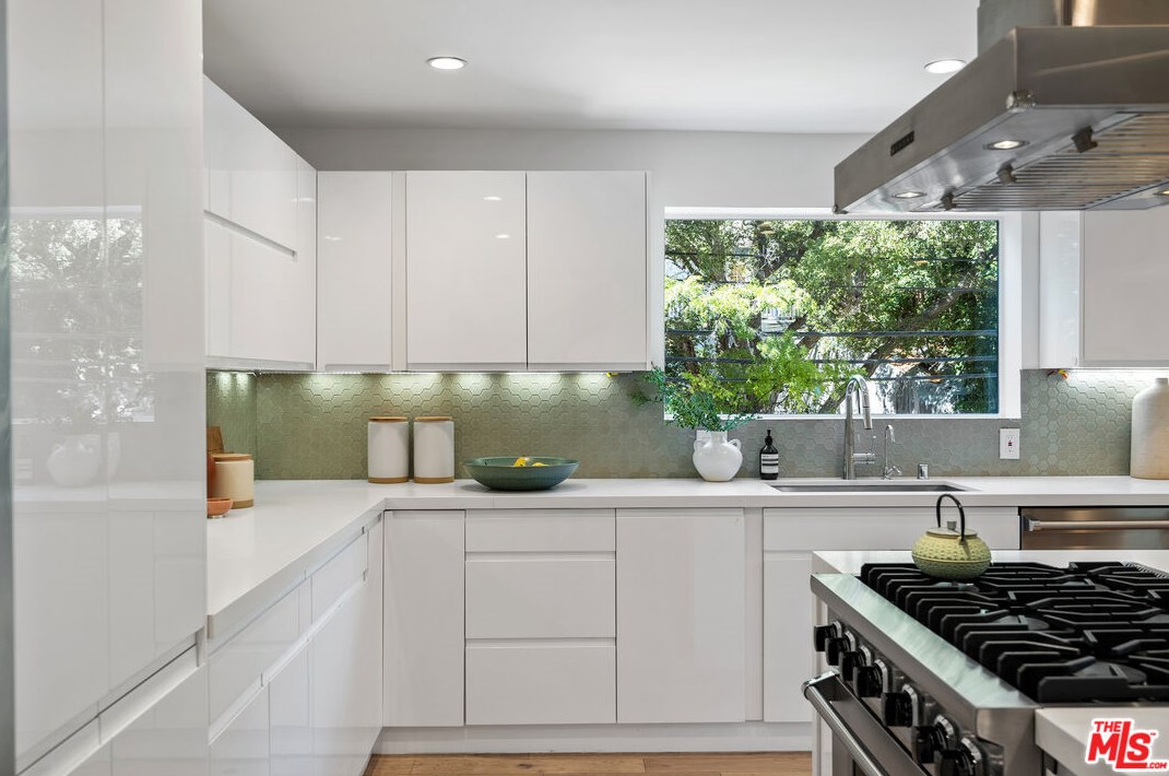 8710 Wonderland Ave, Los Angeles CA  90046-1850 exterior