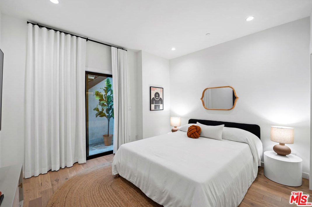 8710 Wonderland Ave, Los Angeles CA  90046-1850 exterior
