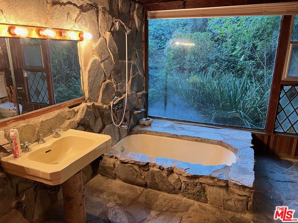 575 Lorna Ln, Los Angeles CA  90049-4215 exterior