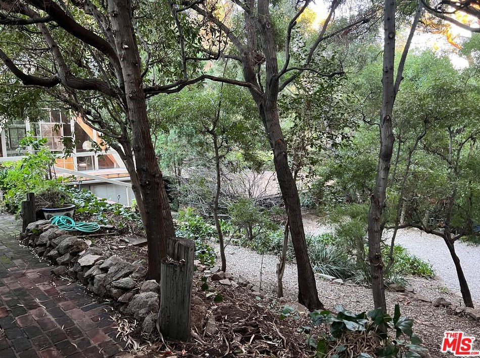 575 Lorna Ln, Los Angeles CA  90049-4215 exterior