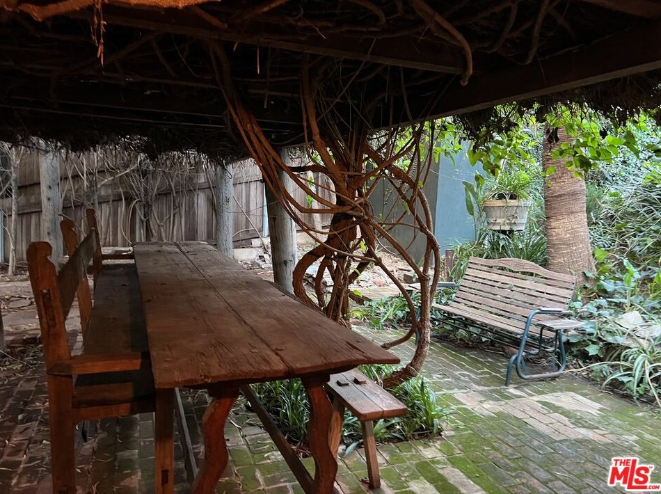 575 Lorna Ln, Los Angeles CA  90049-4215 exterior