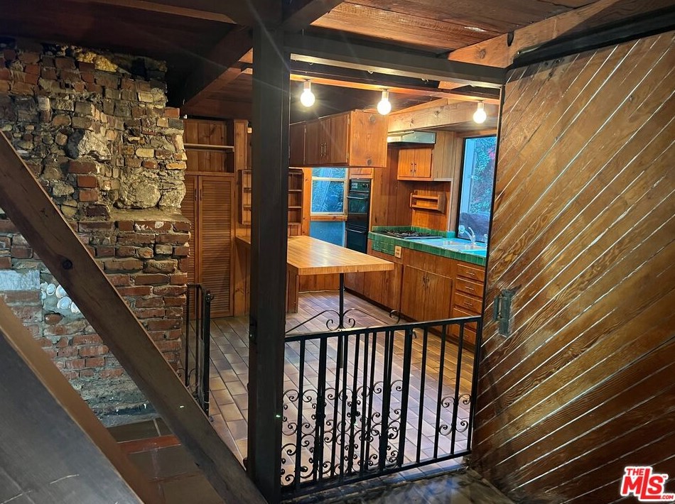 575 Lorna Ln, Los Angeles CA  90049-4215 exterior