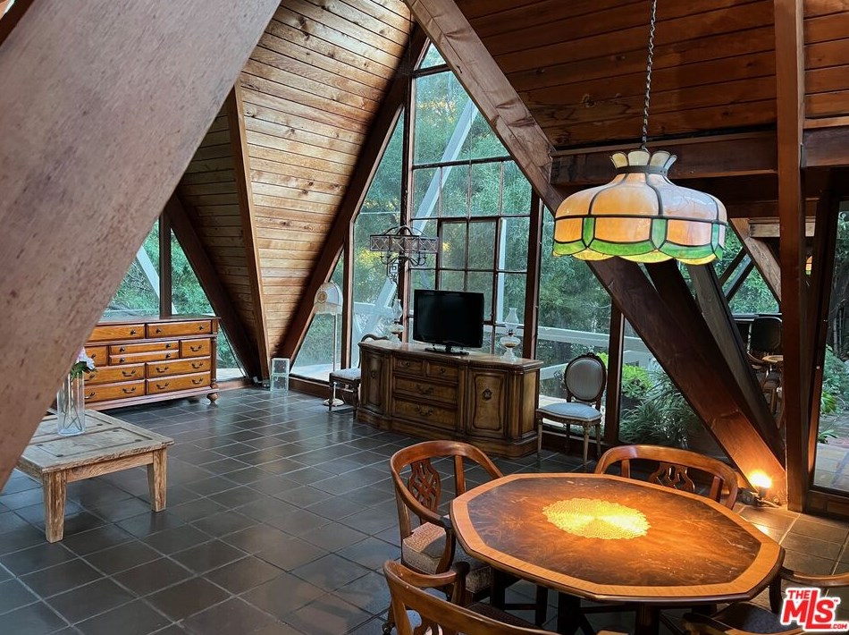 575 Lorna Ln, Los Angeles CA  90049-4215 exterior