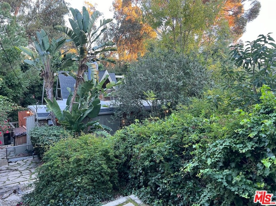 575 Lorna Ln, Los Angeles CA  90049-4215 exterior