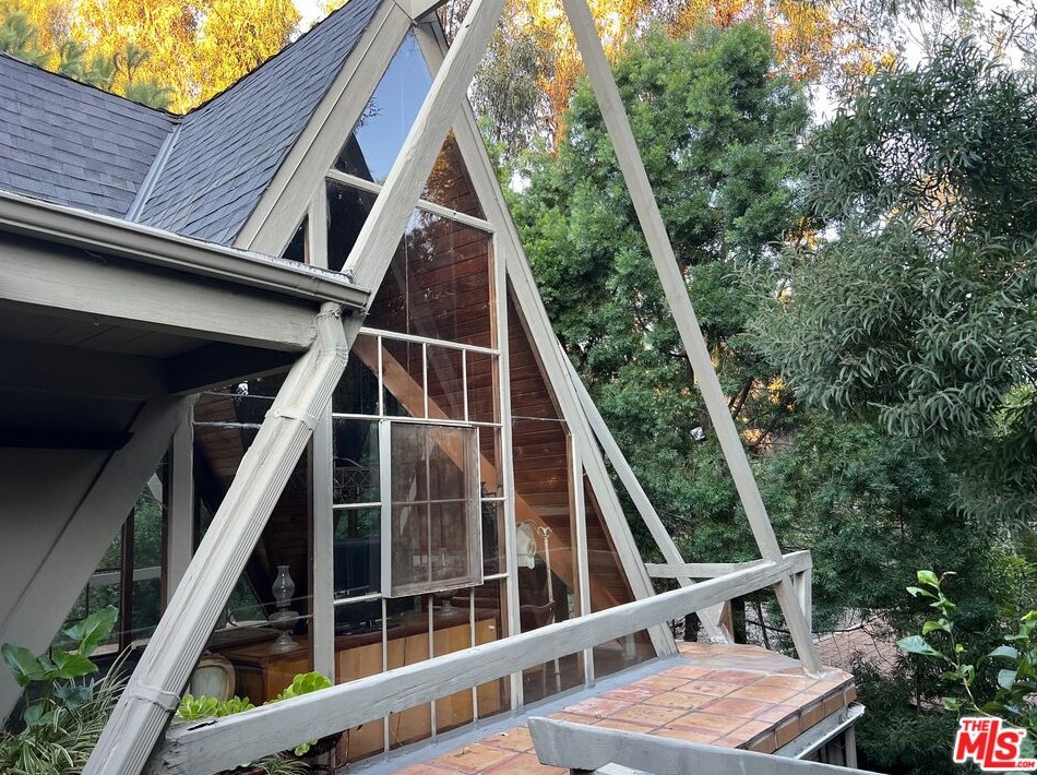 575 Lorna Ln, Los Angeles CA  90049-4215 exterior