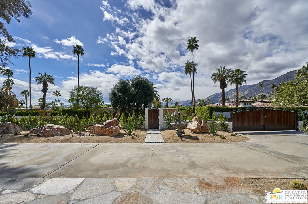 810 Paseo El Mirador, Palm Springs CA  92262-4851 exterior