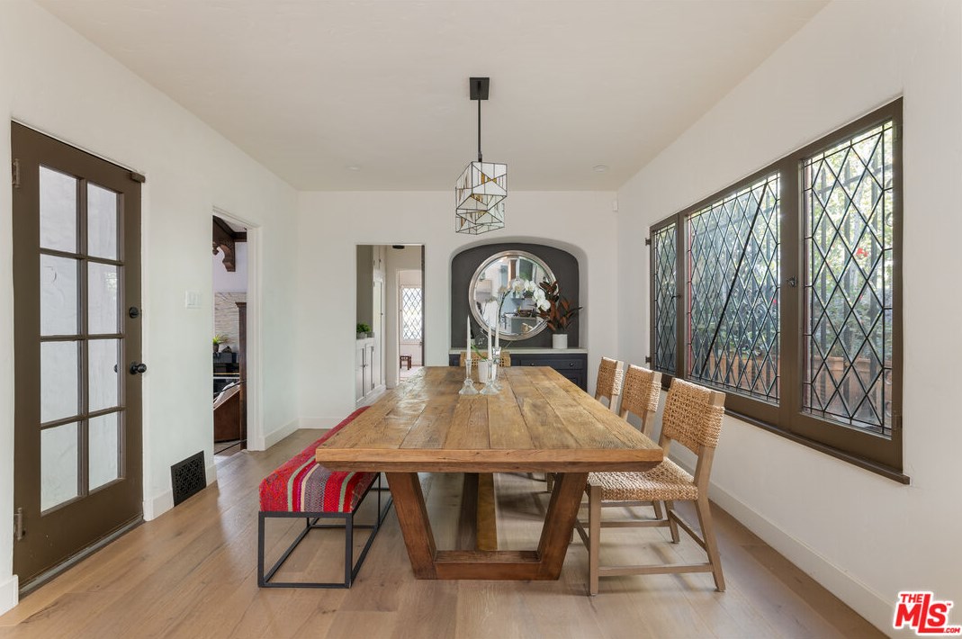 1725 Mount Olympus Dr, Los Angeles CA  90046-2034 exterior