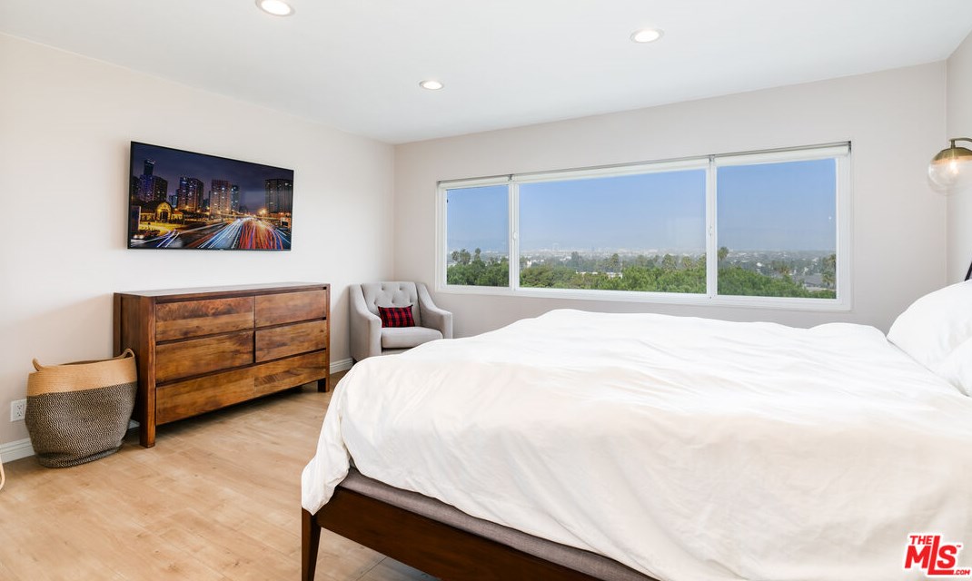 4585 Don Ricardo Dr, Los Angeles CA  90008-2811 exterior