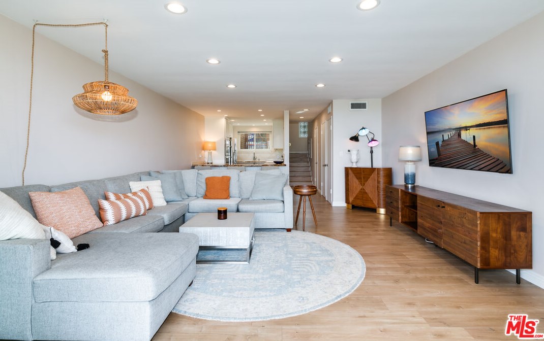 4585 Don Ricardo Dr, Los Angeles CA  90008-2811 exterior