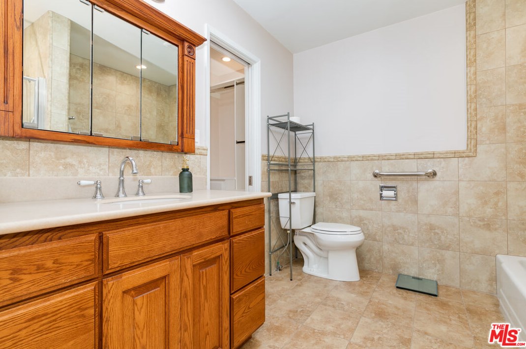 4585 Don Ricardo Dr, Los Angeles CA  90008-2811 exterior