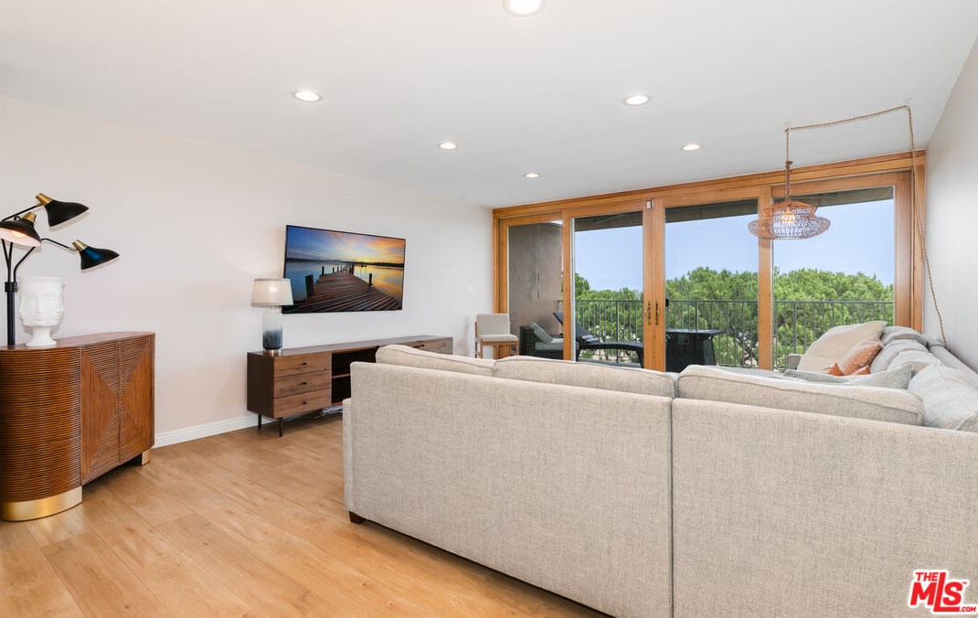 4585 Don Ricardo Dr, Los Angeles CA  90008-2811 exterior