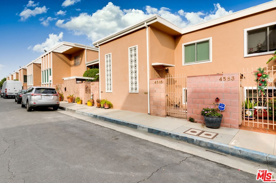 4585 Don Ricardo Dr, Los Angeles CA  90008-2811 exterior