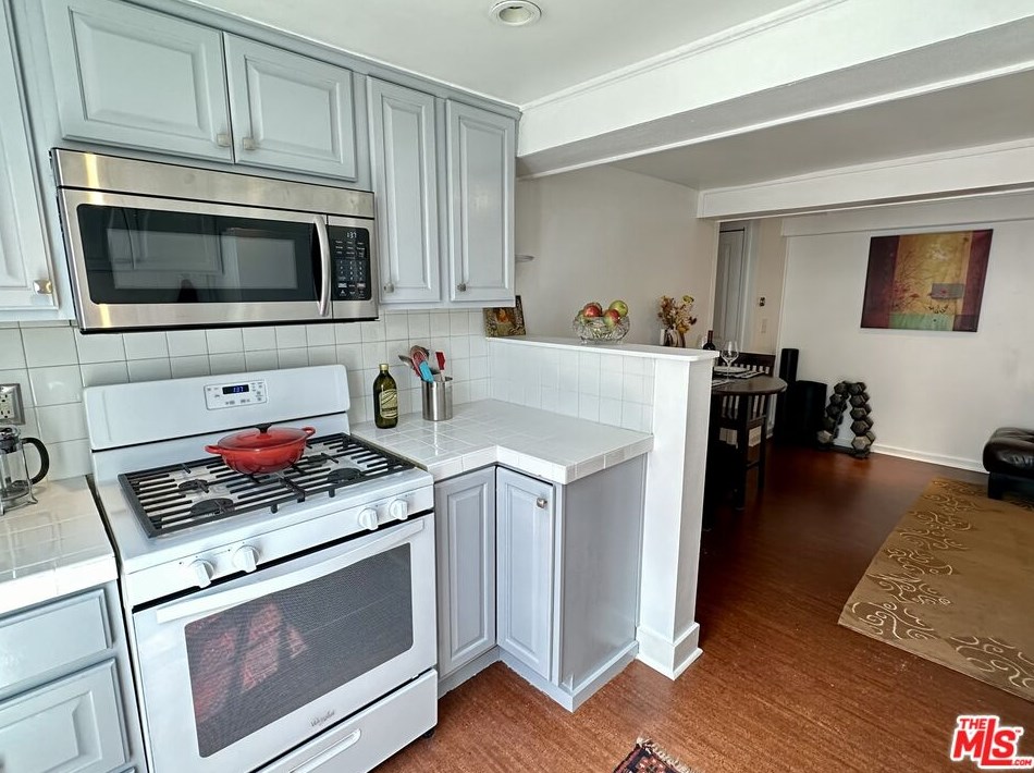 1757 Vista Del Mar Ave, Los Angeles CA  90028-5307 exterior