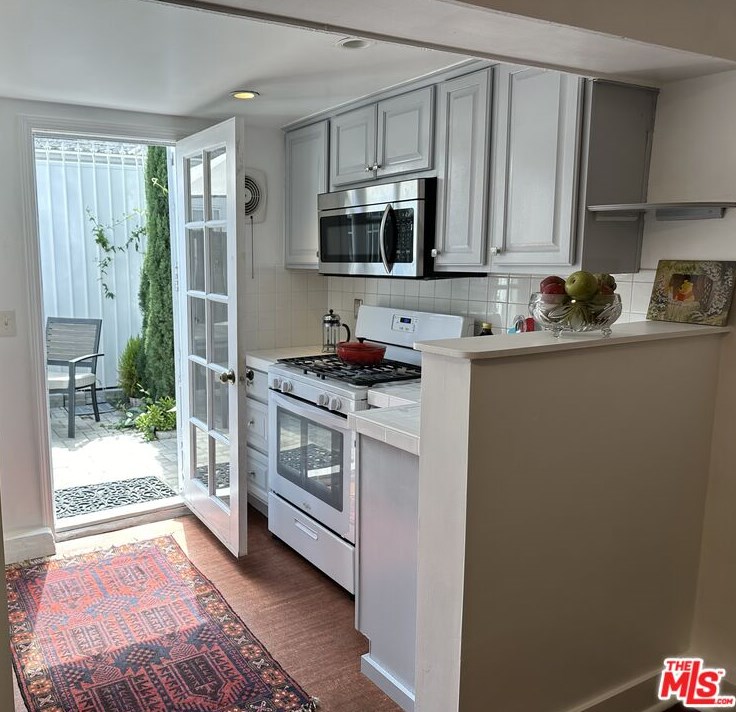 1757 Vista Del Mar Ave, Los Angeles CA  90028-5307 exterior