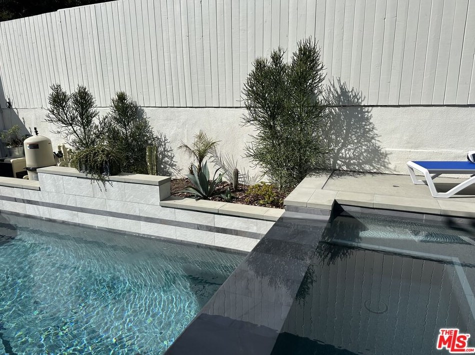 1757 Vista Del Mar Ave, Los Angeles CA  90028-5307 exterior