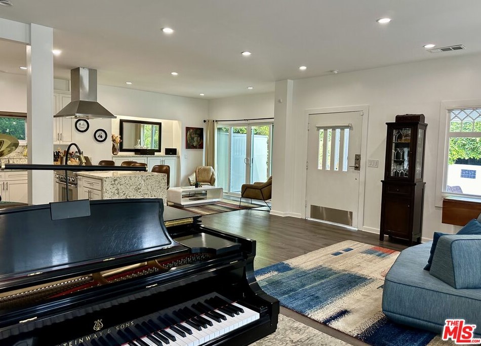 1757 Vista Del Mar Ave, Los Angeles CA  90028-5307 exterior