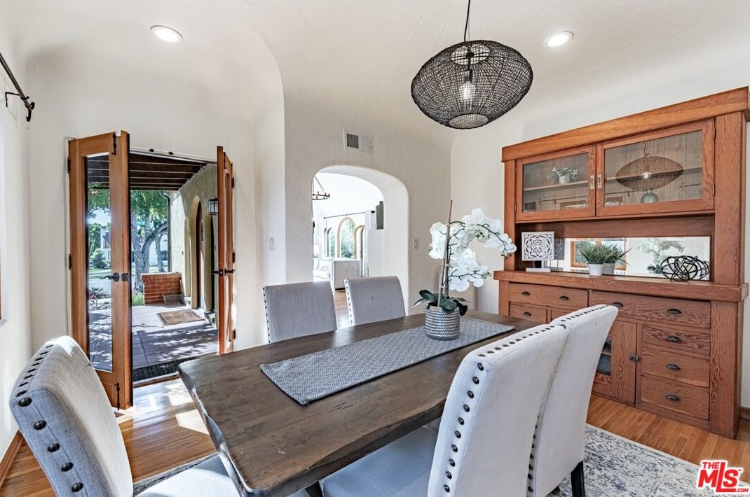 2135 Orange Grove Blvd, Pasadena CA  91104-4811 exterior