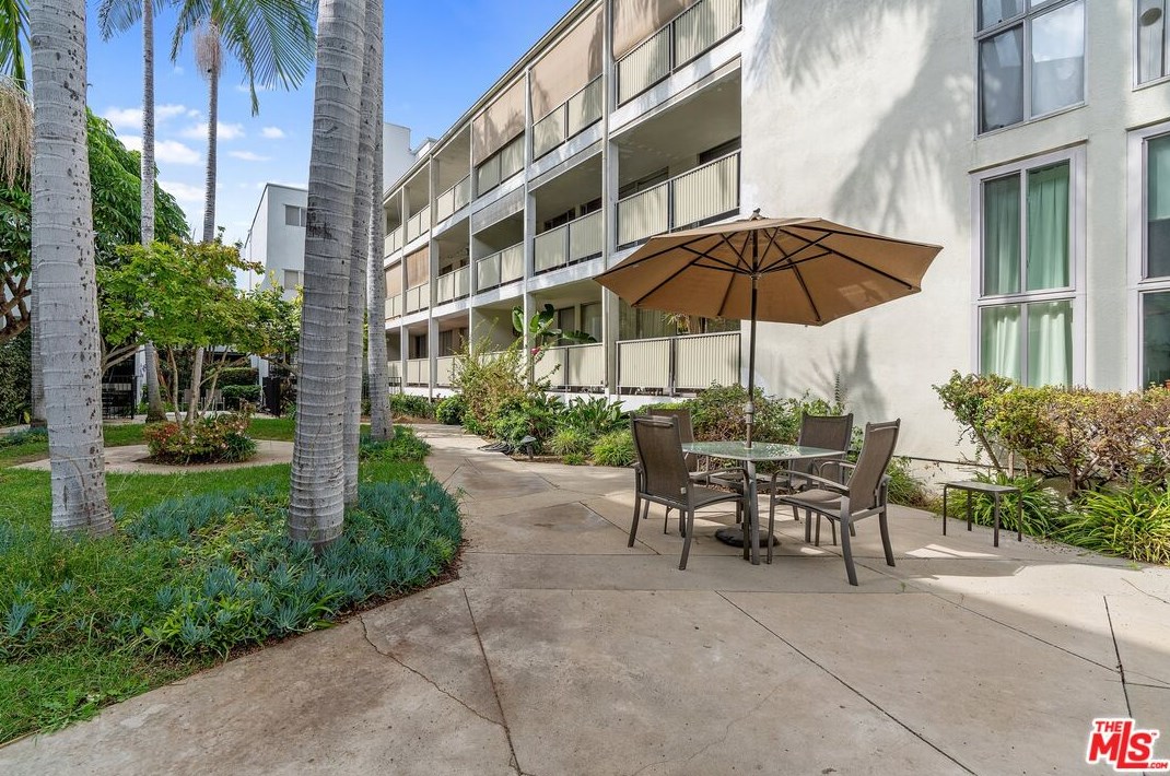 848 Kings Rd, Los Angeles CA  90069-5441 exterior