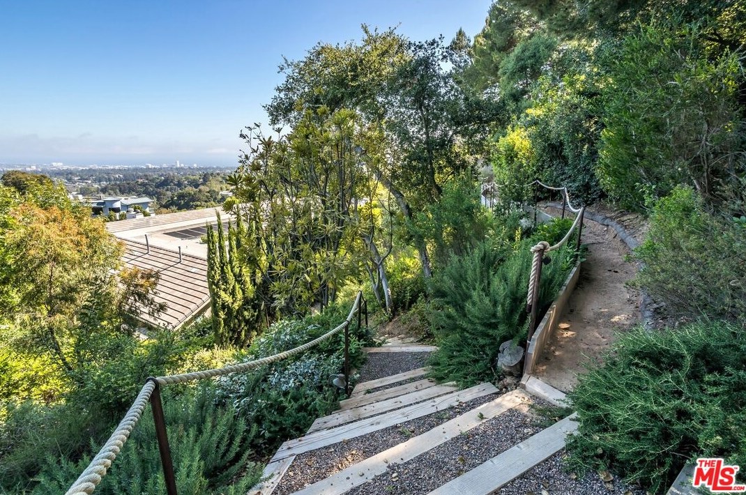 1822 Westridge Rd, Los Angeles CA  90049-1231 exterior