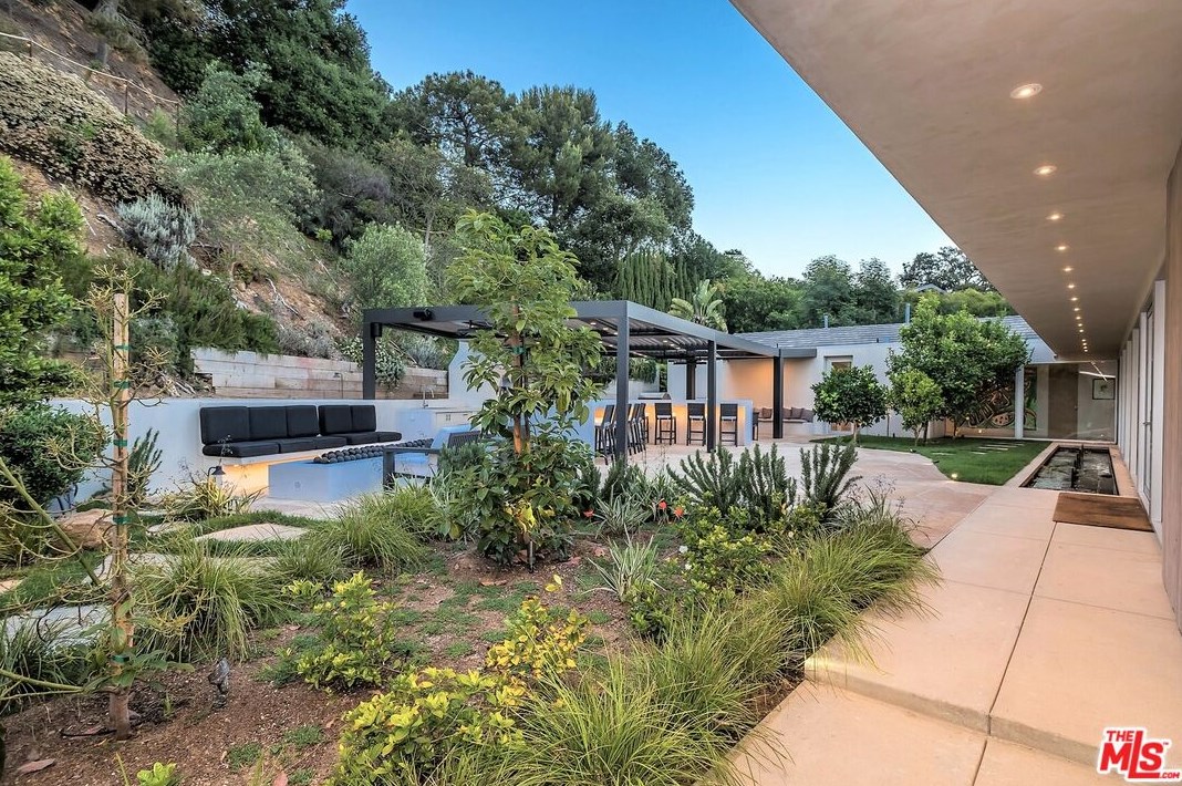1822 Westridge Rd, Los Angeles CA  90049-1231 exterior