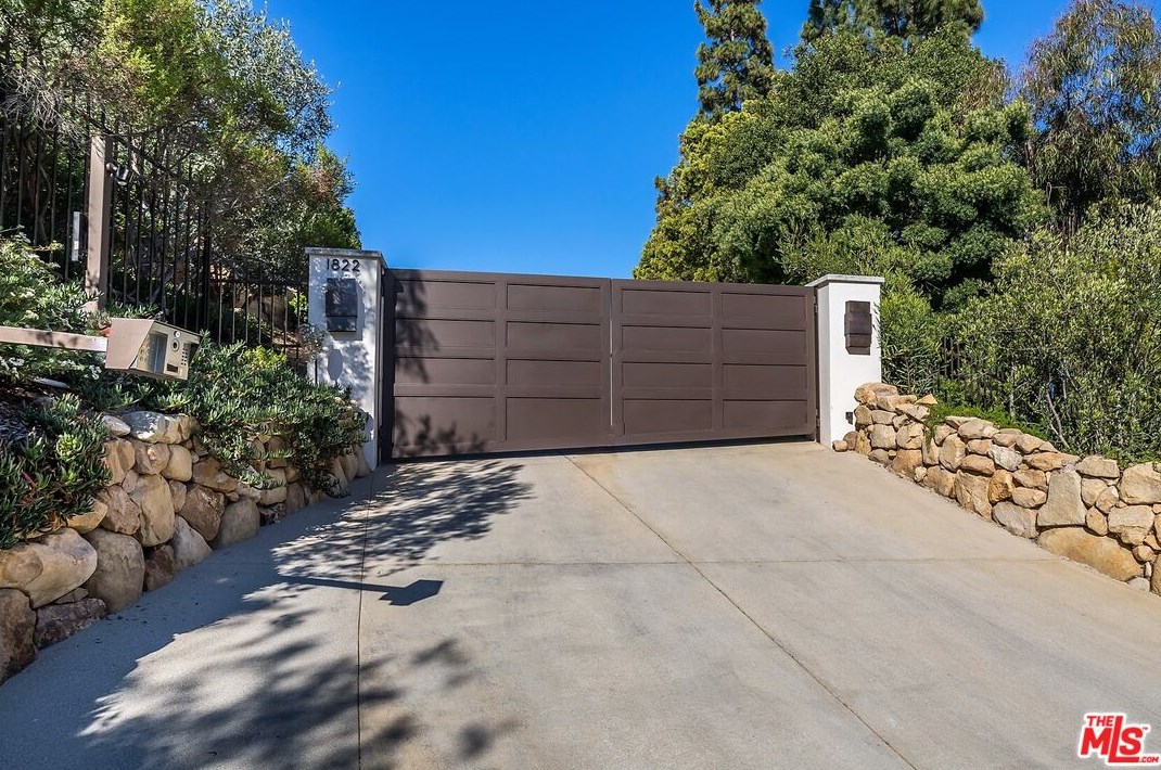 1822 Westridge Rd, Los Angeles CA  90049-1231 exterior