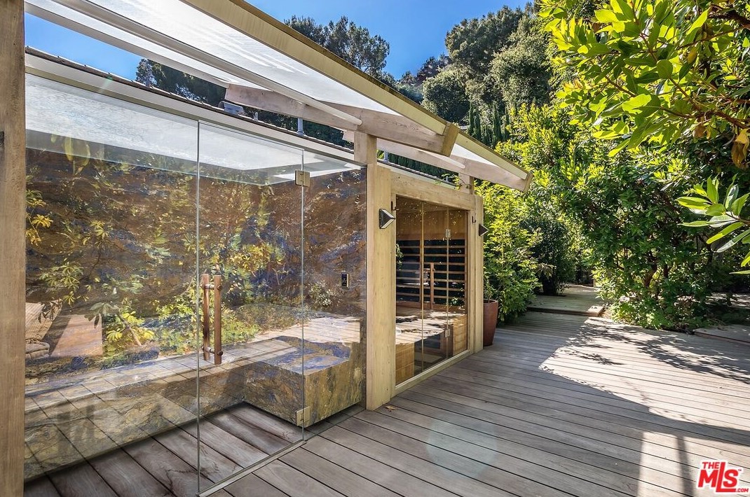 1822 Westridge Rd, Los Angeles CA  90049-1231 exterior