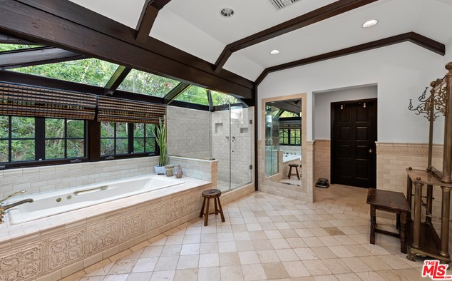 2781 Benedict Canyon Dr, Beverly Hills CA  90210-1024 exterior