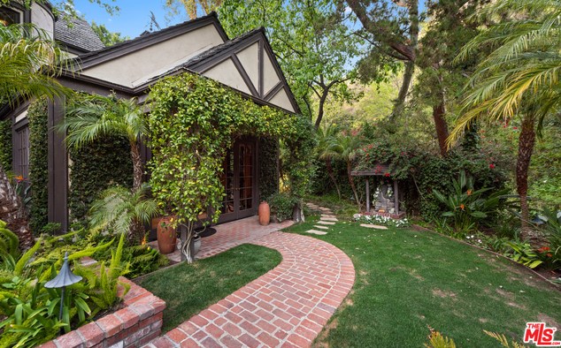 2781 Benedict Canyon Dr, Beverly Hills CA  90210-1024 exterior