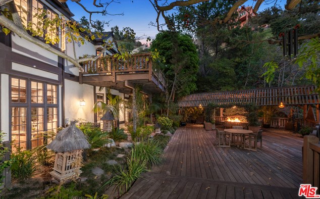 2781 Benedict Canyon Dr, Beverly Hills CA  90210-1024 exterior