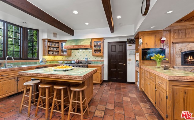 2781 Benedict Canyon Dr, Beverly Hills CA  90210-1024 exterior