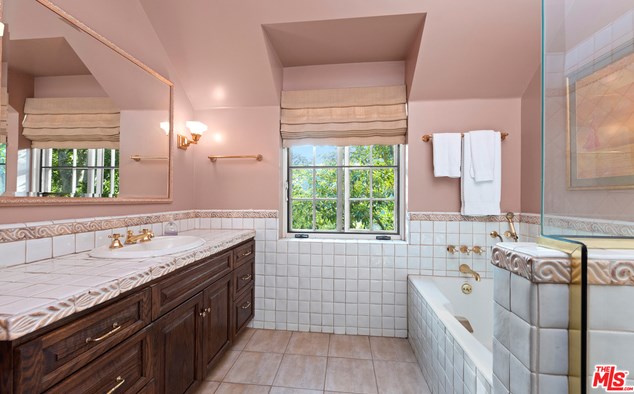 2781 Benedict Canyon Dr, Beverly Hills CA  90210-1024 exterior